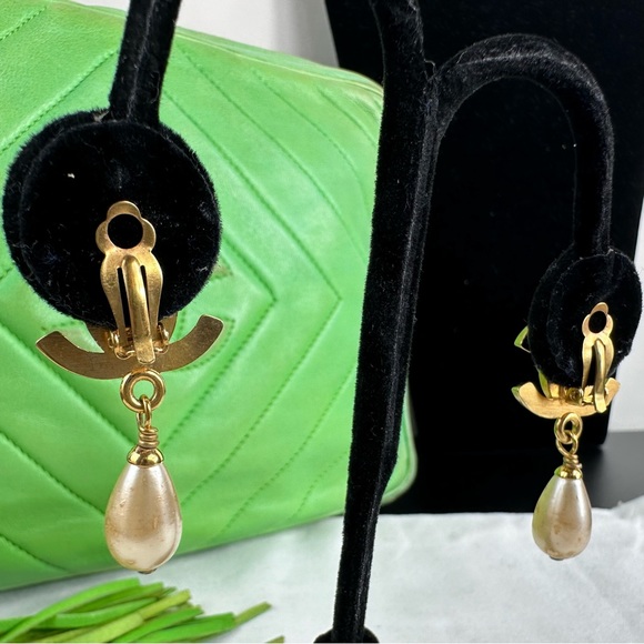 EA48 Chanel CC turn lock earrings pearl drop style - Picture 3 of 12